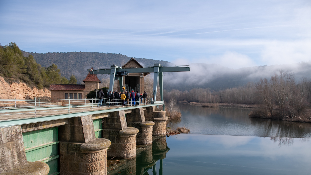 Un momento de la ruta de la Fundació Canals d’Urgell en Agramunt, en la presa del Tossal. - ÀLEX LÓPEZ (DEFOTO)