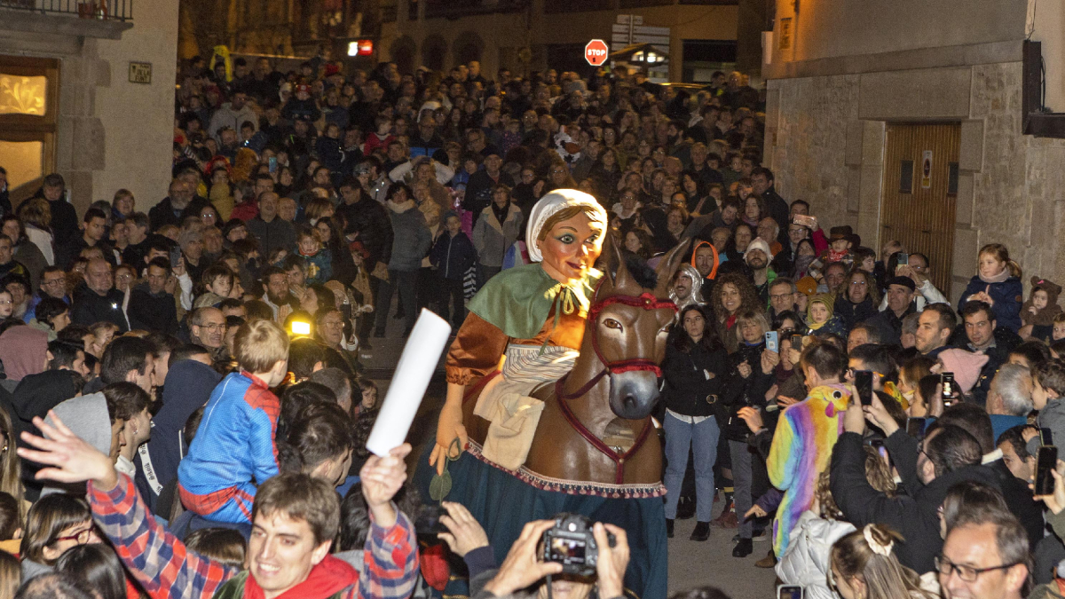 Torà estrenó ayer su noveno gigante la Lloca i la Mula para celebrar los 35 años de la fiesta. - X.S.
