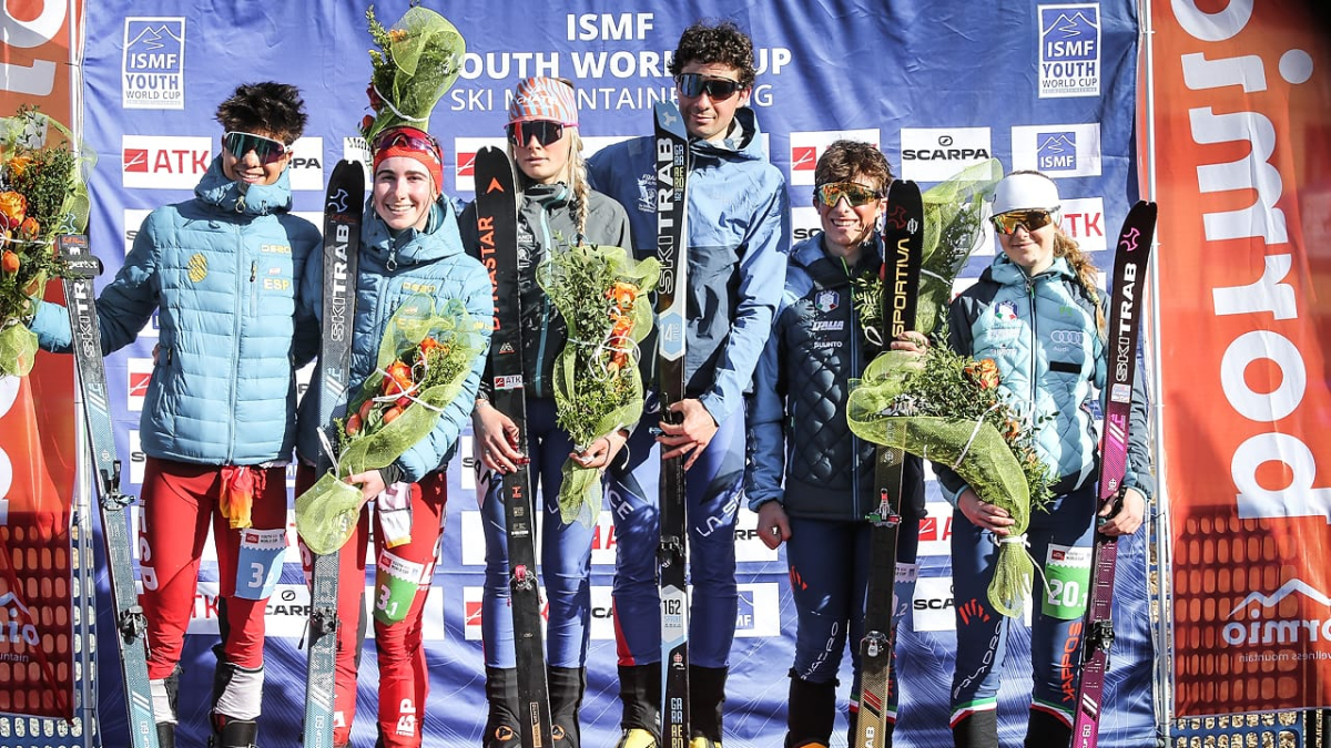 Biel Pujol y Laia Sellés, a la izquierda, en el segundo cajón del podio de la categoría U18. - ISMF MEDIA