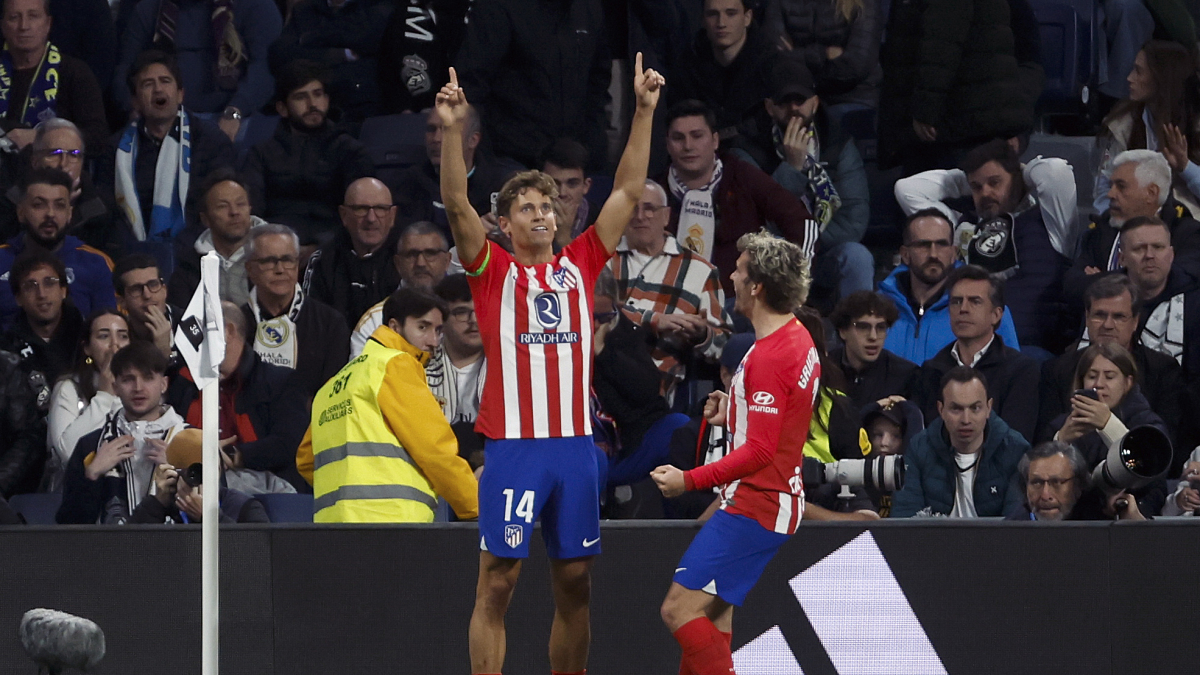 Marcos Llorente celebra al costat de Griezmann el gol que suposava l’empat per a l’Atlètic. - EFE/JUANJO MARTÍN