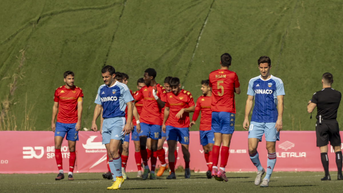 Òscar Rubio y Campins, abatidos tras el tanto de Guille Andrés en el minuto 6. - JORDI ECHEVARRIA