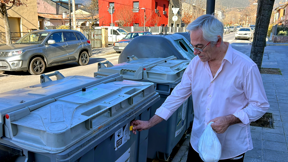 Un veí de la Seu d'Urgell utilitzant un clauer electrònic de la Mancomunitat d'Escombraries de l'Urgellet per obrir el contenidor de la fracció resta.