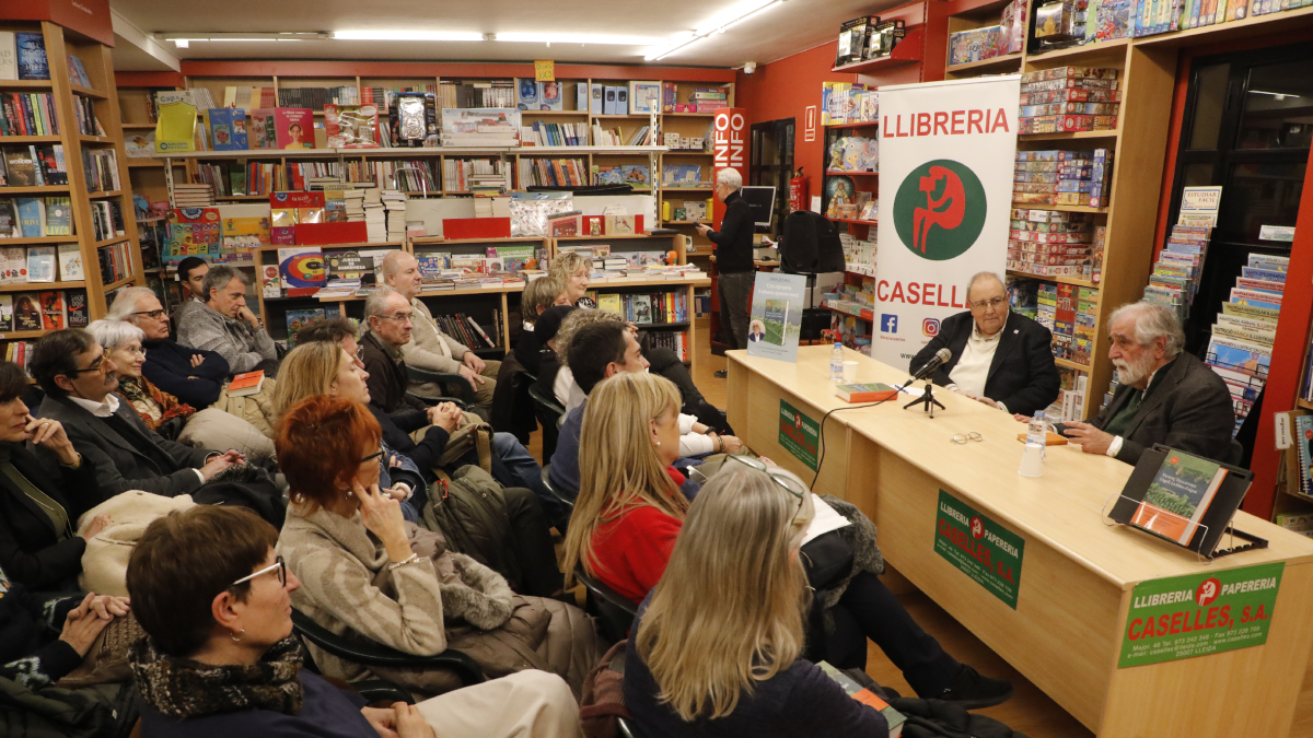 Vicenç Villatoro va presentar ahir ‘Urgell. La febre d’aigua’ amb Antoni Gelonch a la llibreria Caselles. - AMADO FORROLLA