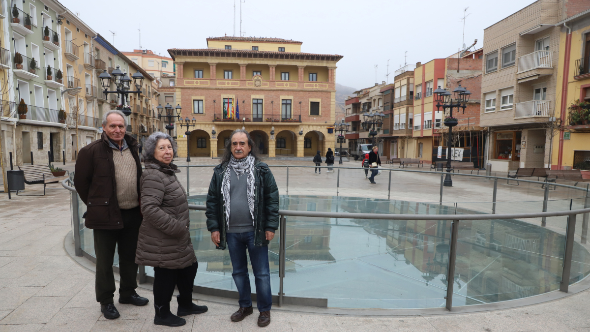 Roberto, Isabel y Alejandro, vecinos de Fraga, delante del Pou de Gel de la capital. 