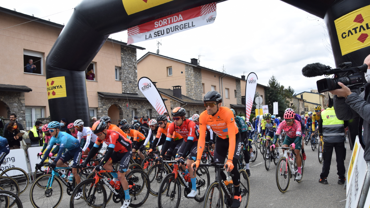 Una imagen de la salida de etapa desde La Seu d’Urgell de la edición de 2022 de la Volta a Catalunya.