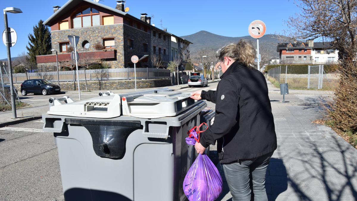 Las personas que ayer no tenían ni el llavero ni la app no podían abrir los contenedores. - C. SANS