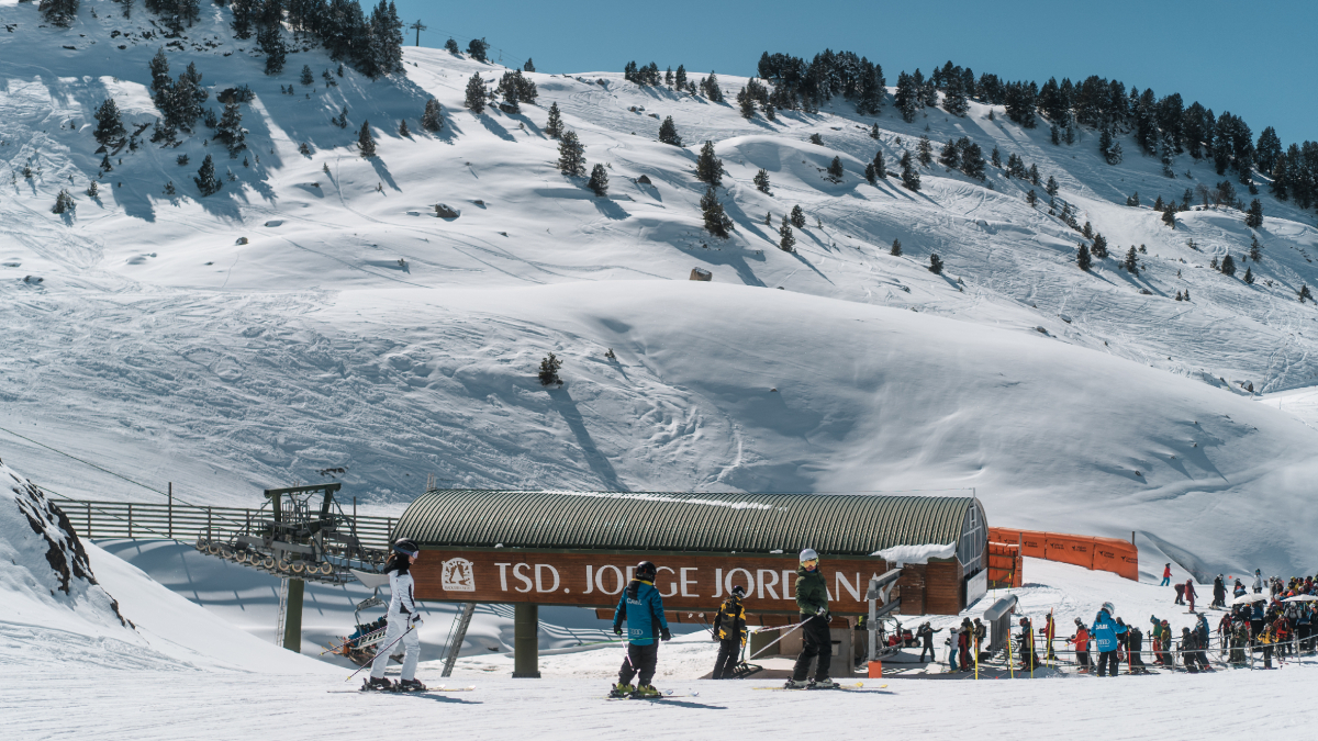 Imagen de archivo de esquiadores en las pistas de Baqueira. - BAQUEIRA