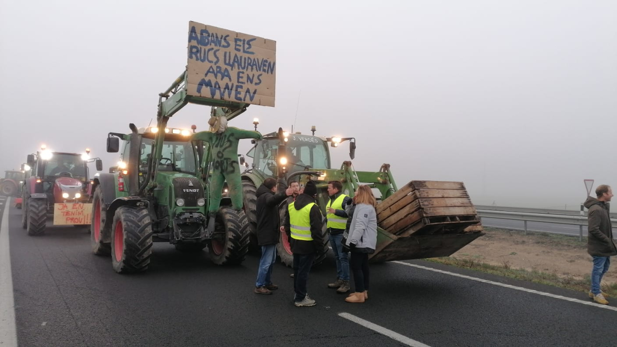 Arriben els primers tractors al tall de l'A-2 a Fondarella