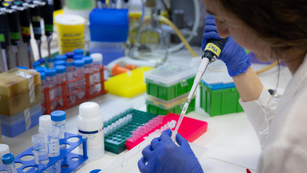 Una investigadora treballant al laboratori.