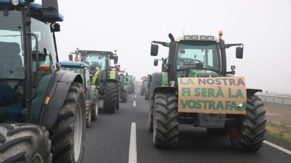 Imatges dels talls de carreteres dels pagesos per exigir solucions a la seua greu crisi