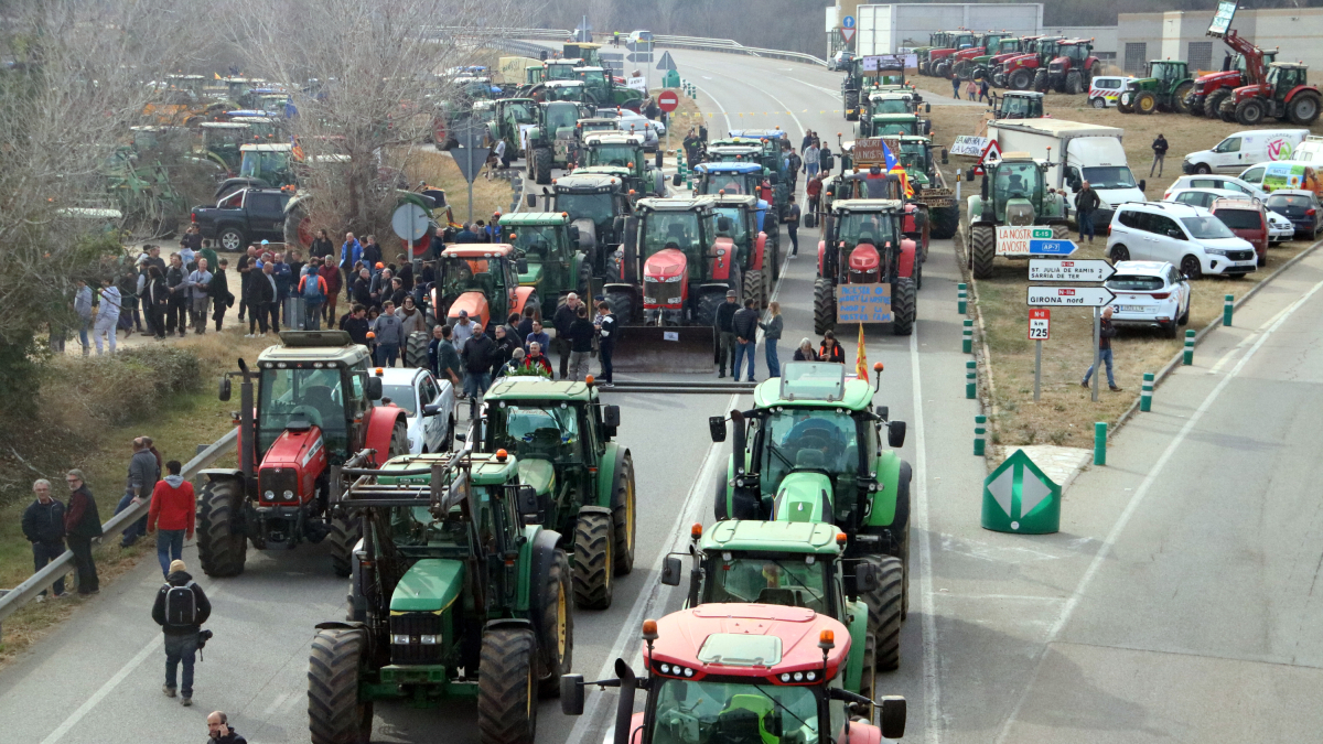 Pla general de la protesta tallant la N-II