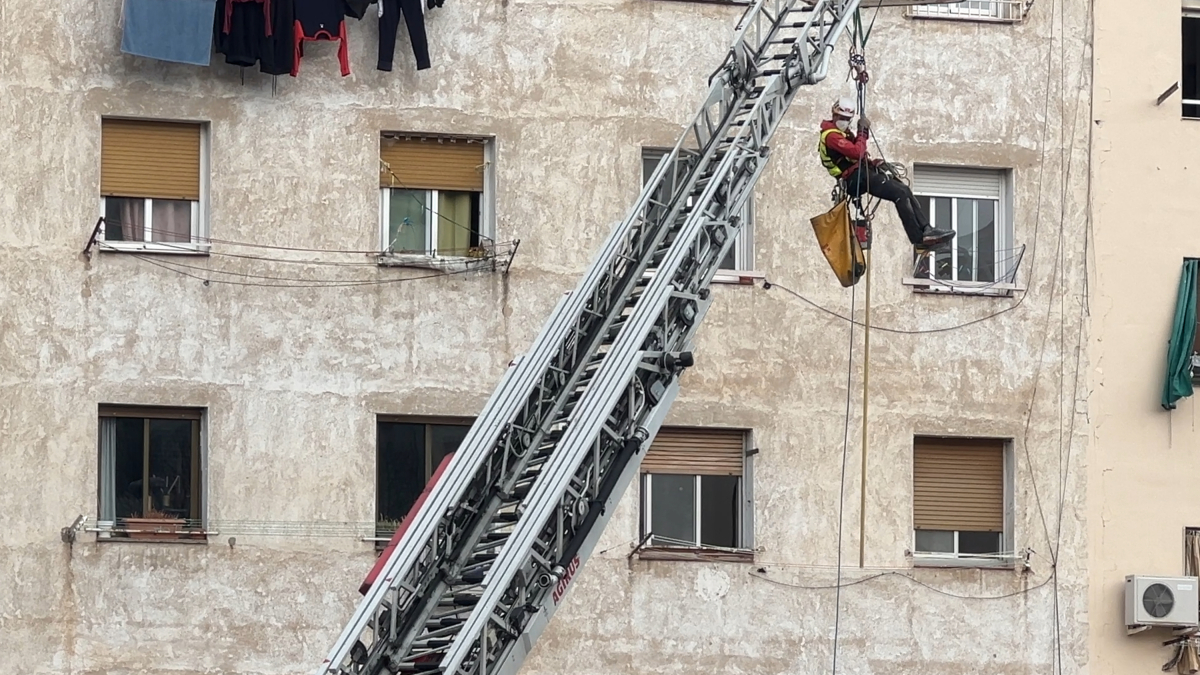 Equipos especiales de los Bomberos trabajan en el desescombrado del edificio hundido en Badalona