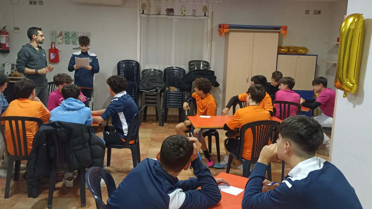 Una de las sesiones del proyecto ‘Restaurem les relacions’ que se lleva a cabo en el Futsal Alcoletge.