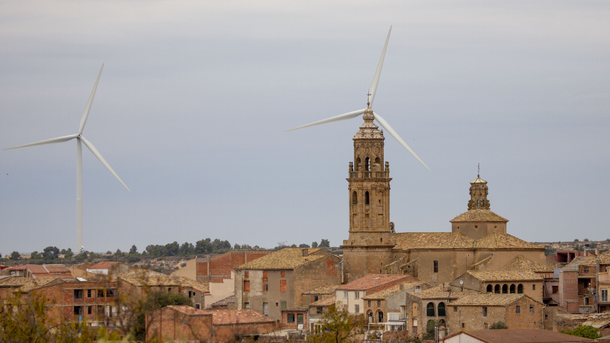 Imagen de archivo de molinos de viento en el municipio de La Granadella. - JORDI ECHEVARRÍA