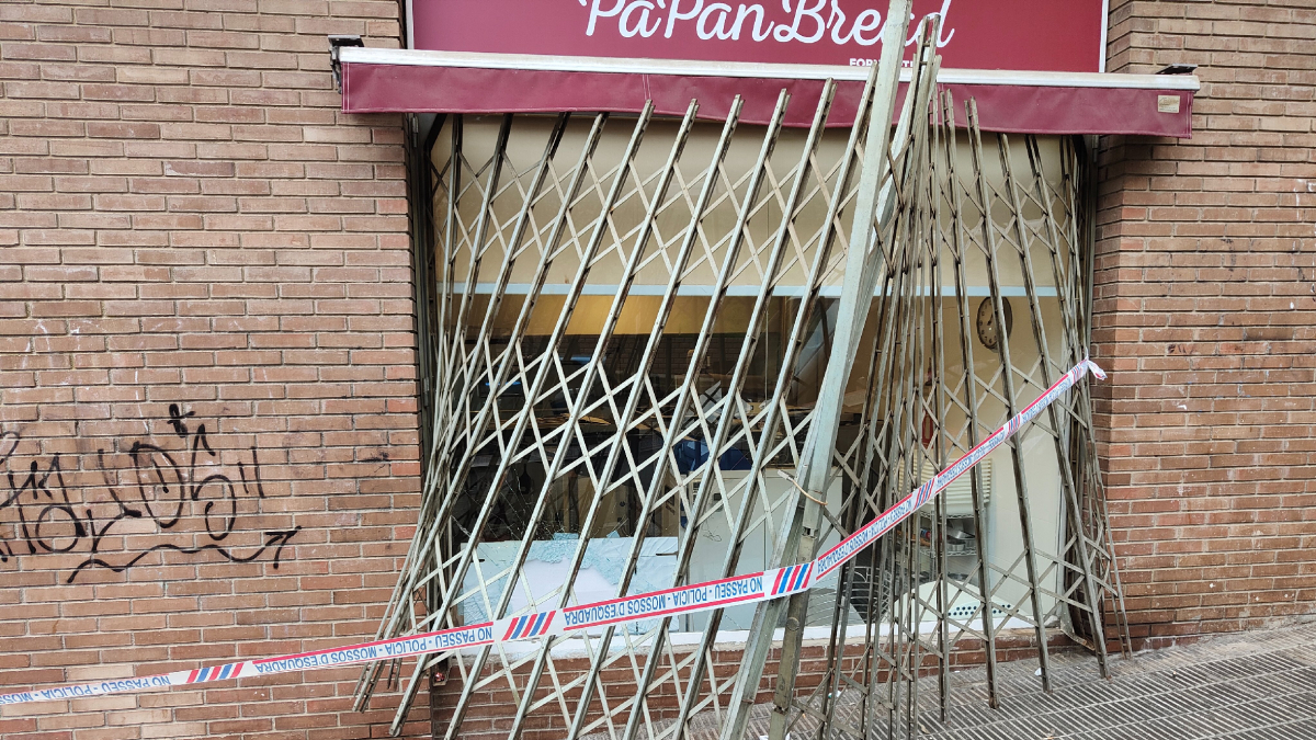 Imatge del reixat arrancat i el vidre trencat. - ÀLEX ORDOÑEZ/TWITTER