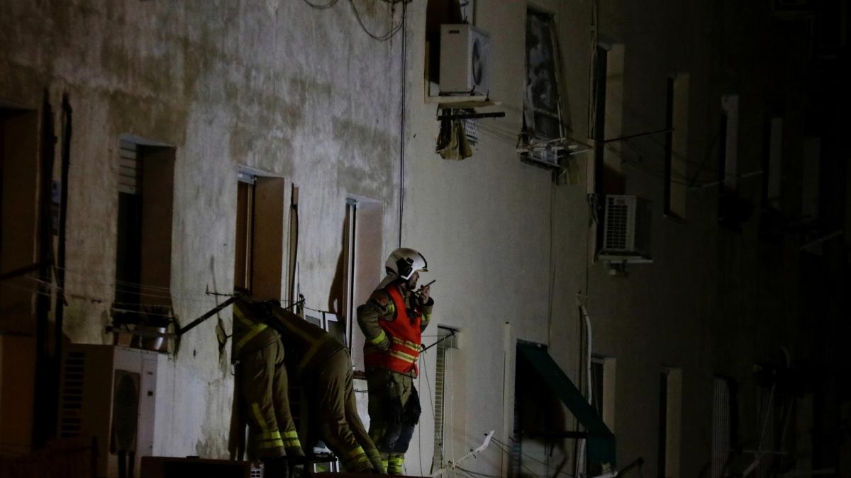 Els Bombers treballen en la recerca de restes humanes a l'edifici esfondrat al carrer Canigó de Badalona