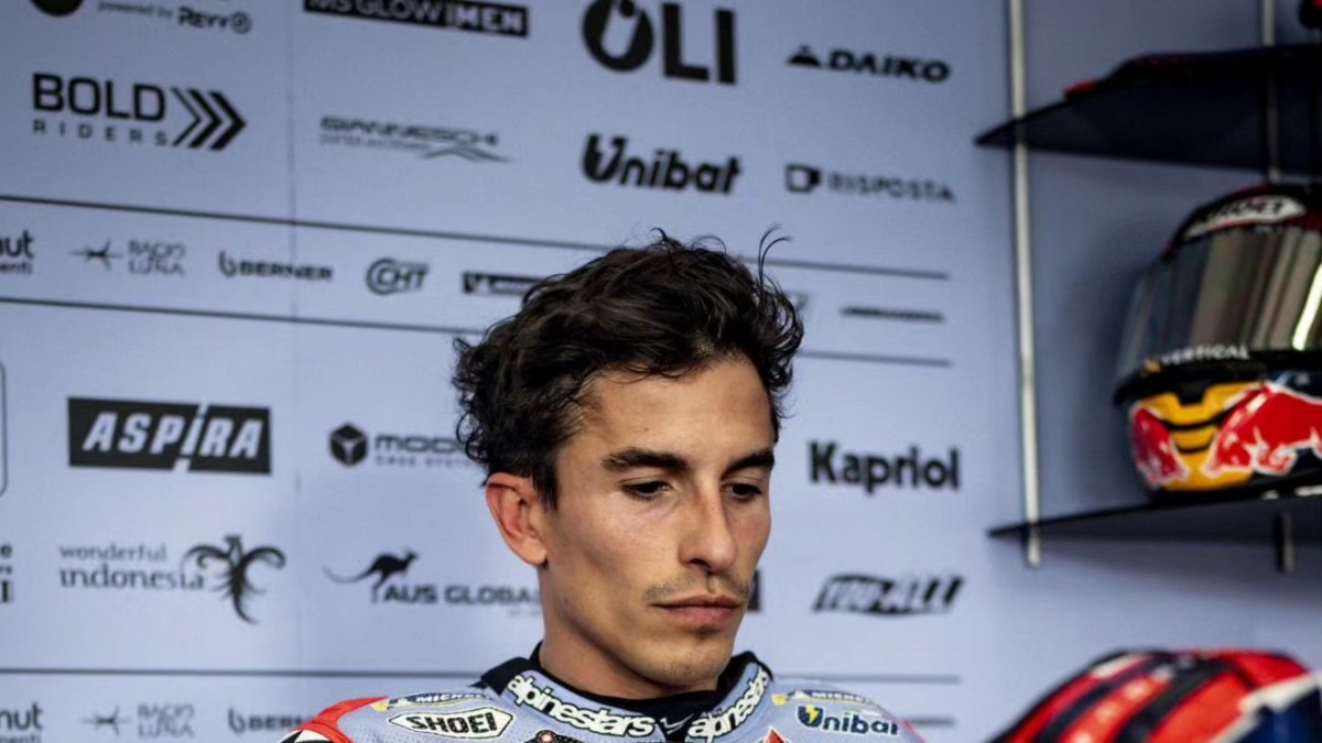 Marc, al box de Gresini Racing abans de sortir ahir a pista. - GRESINI RACING