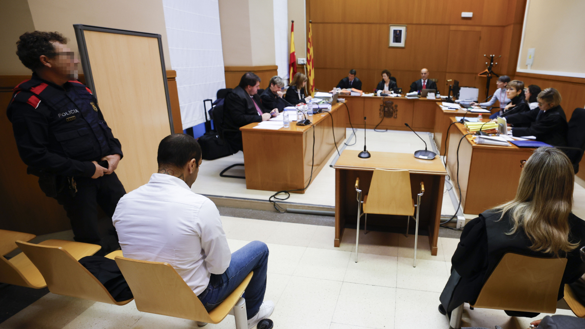 Dani Alves, a la sala en la qual és acusat de la violació d’una jove. - EFE