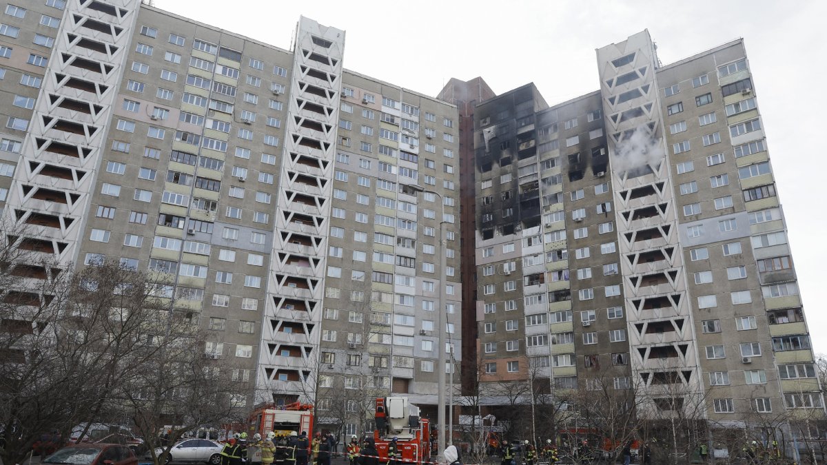 Un edificio dañado ayer en Kyiv tras un ataque con misiles ruso. - EFE/EPA/SERGEI DOLZHENKO