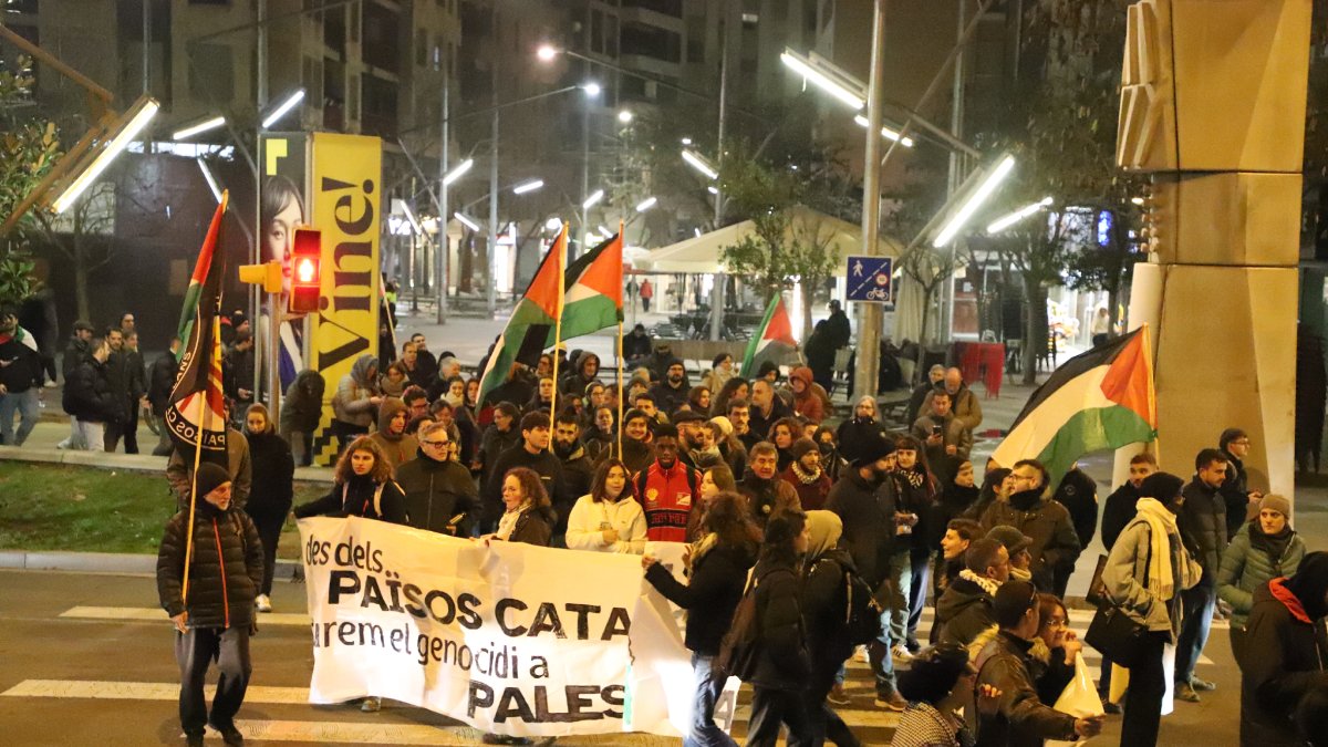 Protesta en favor del pueblo palestino ■ Medio centenar de personas se concentraron ayer en una jornada de huelga parcial de dos horas por la mañana y de dos horas por la tarde en favor del pueblo palestino convocada por la CGT bajo el lema Esti ... - MAGDALENA ALTISENT