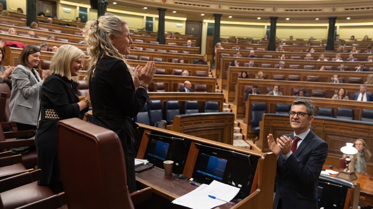 El ministro Félix Bolaños y la diputada leridana del PSOE Montse Mínguez aplaudiendo ayer. - EUROPA PRESS