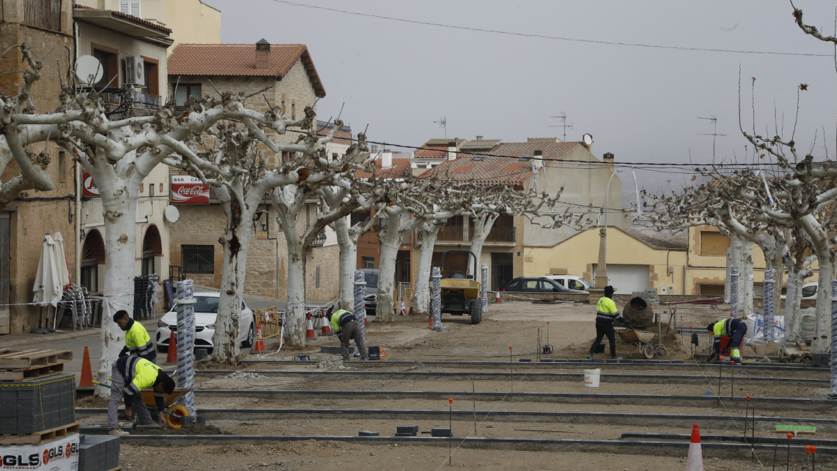 Diversos operaris treballen aquests dies en la remodelació del passeig de les Garrigues, una de les principals obres per millorar la imatge de la localitat. - AMADO FORROLLA
