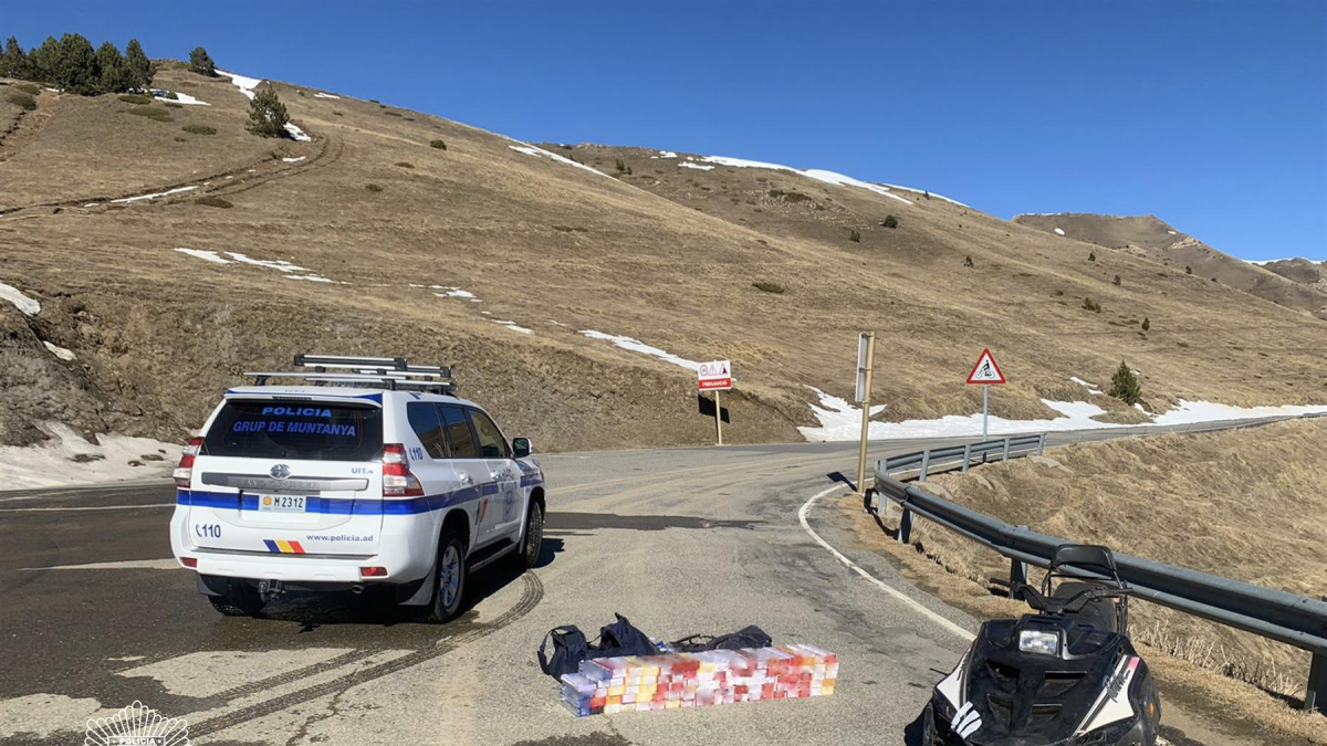 Imagen del tabaco incautado y de la moto de nieve. - POLICÍA DE ANDORRA