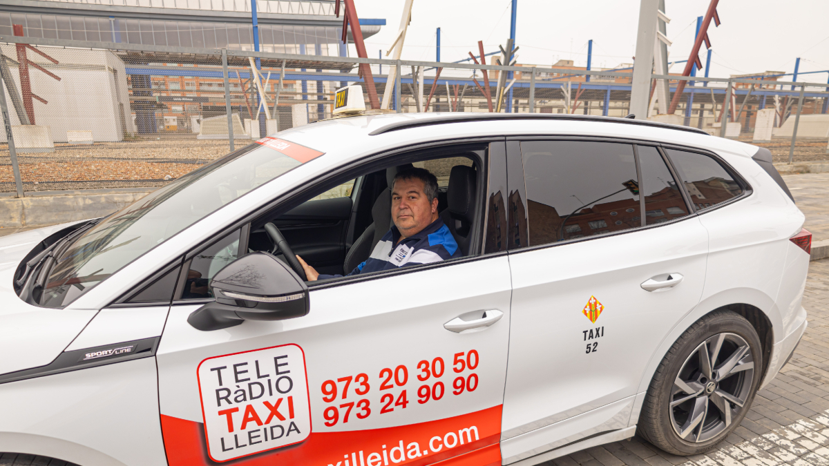 Pedro Pérez, amb el seu taxi cent per cent elèctric, ahir a la parada davant l’estació de trens. - JORDI ECHEVARRIA
