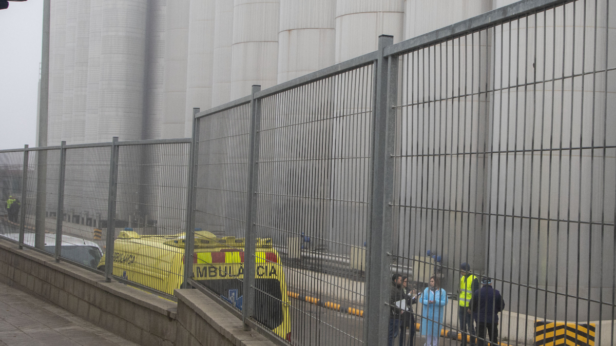 Una ambulància ahir al matí al lloc del sinistre. - LAIA PEDRÓS