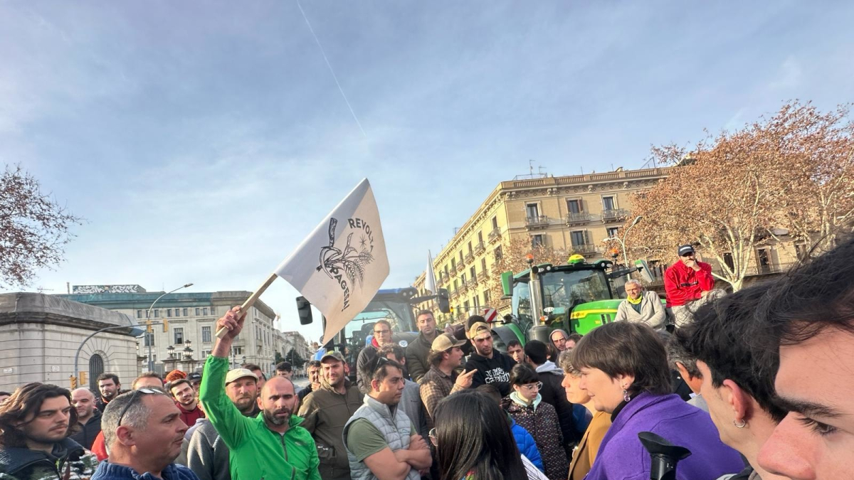 Agricultors concentrats a l'entrada al parc de la Ciutadella, on està el Parlament, abans de ser rebuts per la presidenta de la cambra, Anna Erra.
