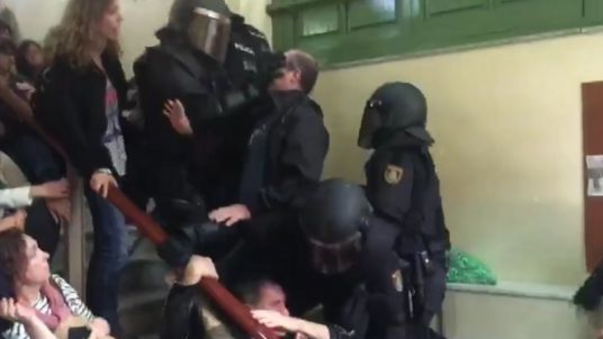 Una imatge de l'actuació policial l'1-O a l'escola Pau Claris.