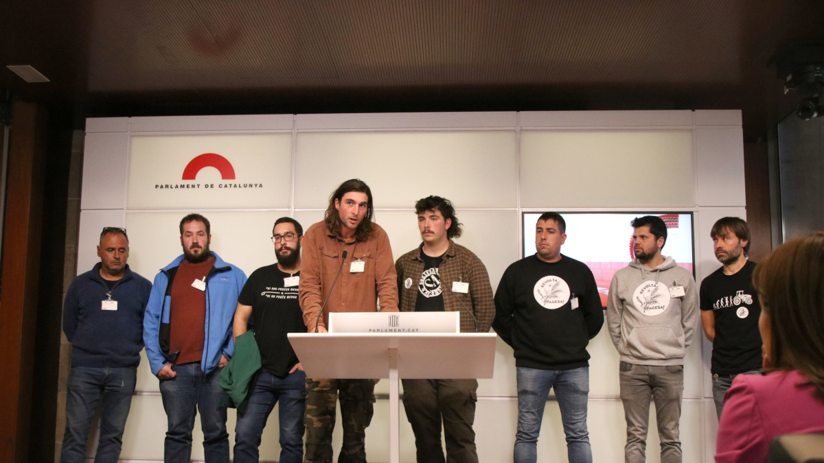 Una representación de los agricultores que se han reunido con la presidenta del Parlament y los grupos políticos