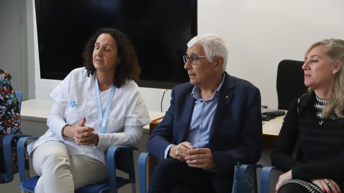 El conseller de Salut, Manel Balcells, durant la reunió amb professionals de l'àmbit sanitari al CAP de Flix.