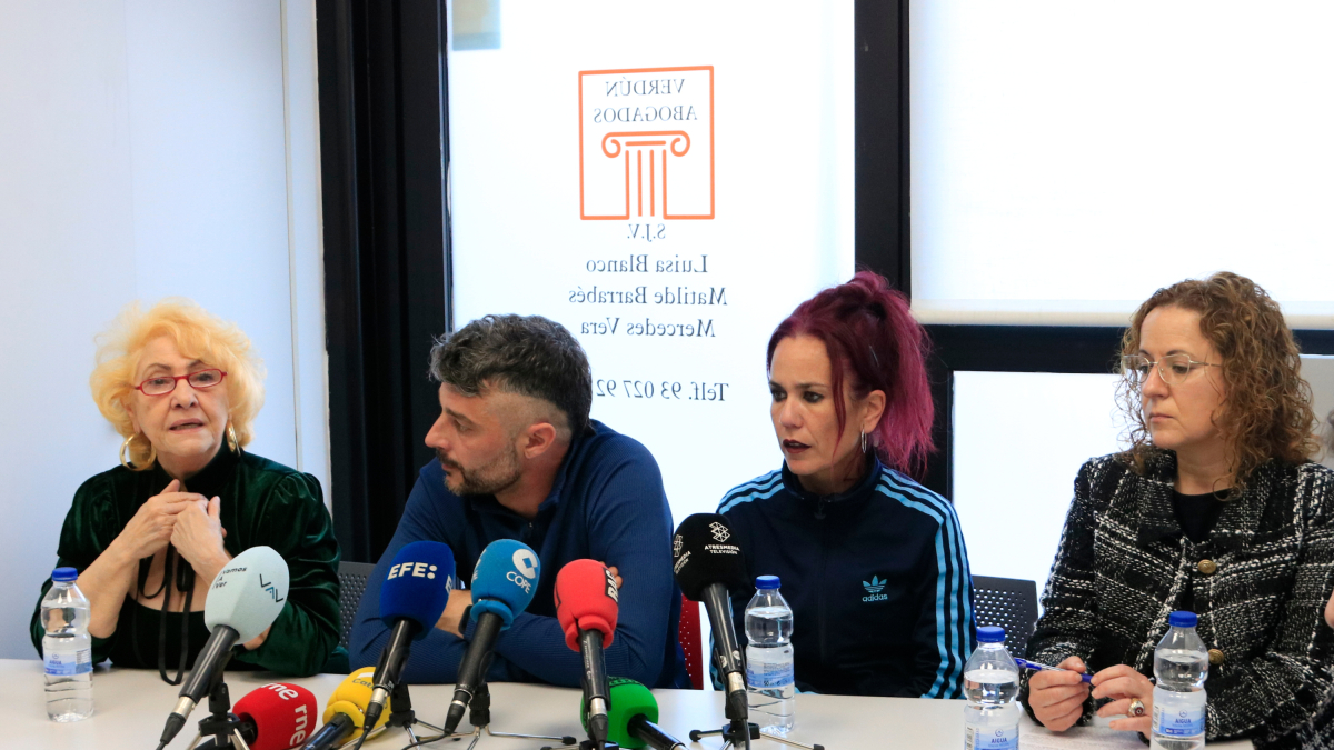 La presidenta de la asociación El Defensor del Paciente, Carmen Flores; los padres de Luca, Óscar y Carla, y la abogada Luisa Blanco, en una rueda de prensa en Barcelona para explicar el acuerdo con el CatSalut.
