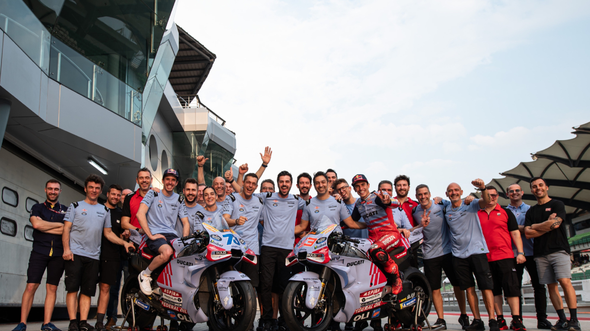 El equipo Gresini, con los dos hermanos Márquez encima de la moto, tras concluir el test. - TEAM GRESINI