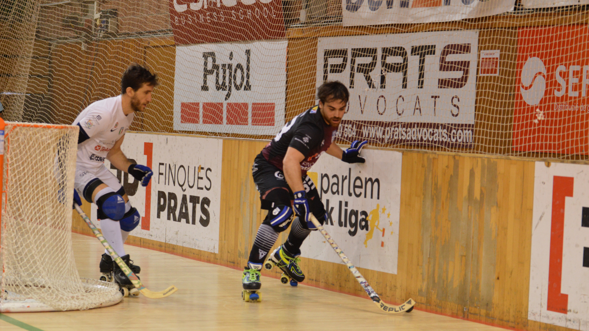 Jordi Badia, bigolejador ahir, intenta buscar una sortida davant la pressió d’un jugador del Trissino. - SEBAS MONCUSÍ