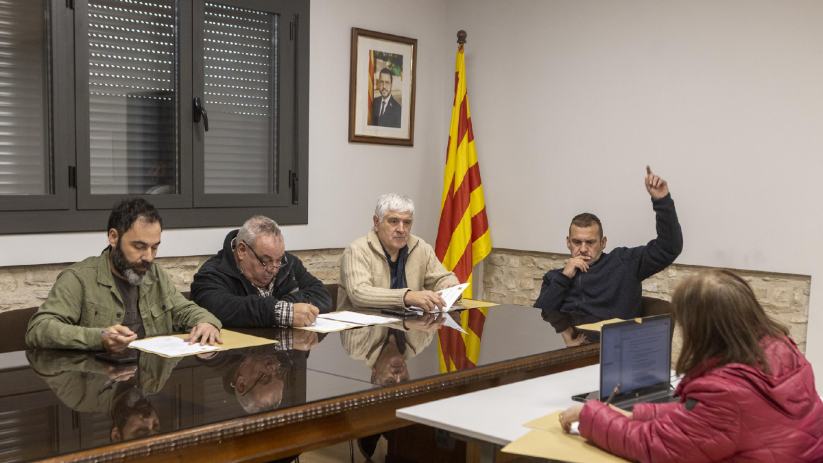Los tres miembros del gobierno del PSC y el concejal de Aliança Catalana, ayer en el pleno. - X.S.