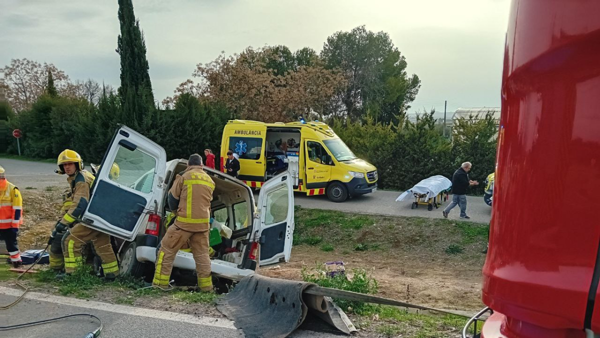 Momento del rescate del conductor herido en la L-800. - BOMBERS