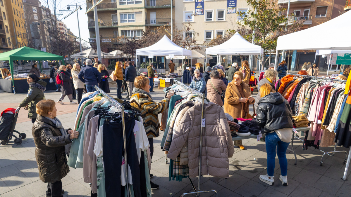 Clientes que acudieron a Ricard Viñes en busca de las mejores ofertas de la campaña de invierno. - MARC CARBONELL