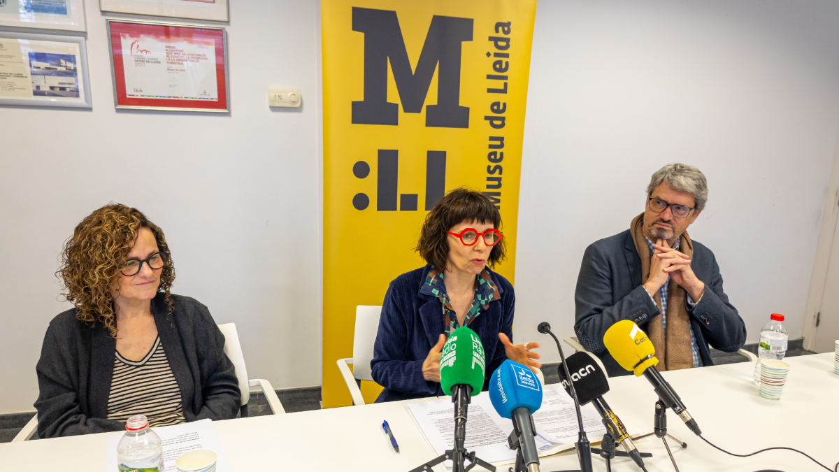 Sònia Hernández; Clara Arbués, nueva directora del Museu de Lleida, y Albert Turull. - JORDI ECHEVARRIA
