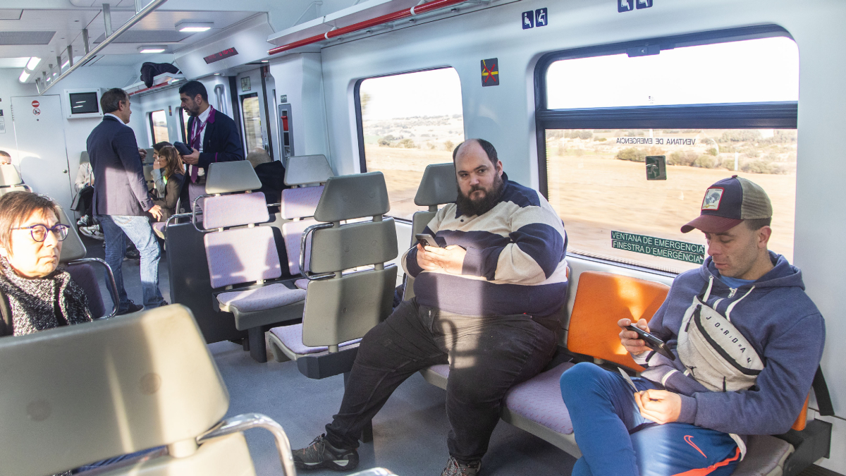 Viatgers ahir en el primer dels nous trens des de Cervera fins a Lleida. - LAIA PEDRÓS