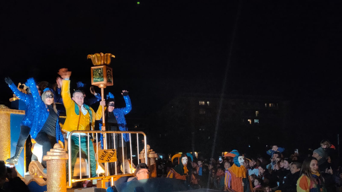 Llegada ayer por la noche del Rei Carnestoltes donde fue recibido por cientos de vecinos.