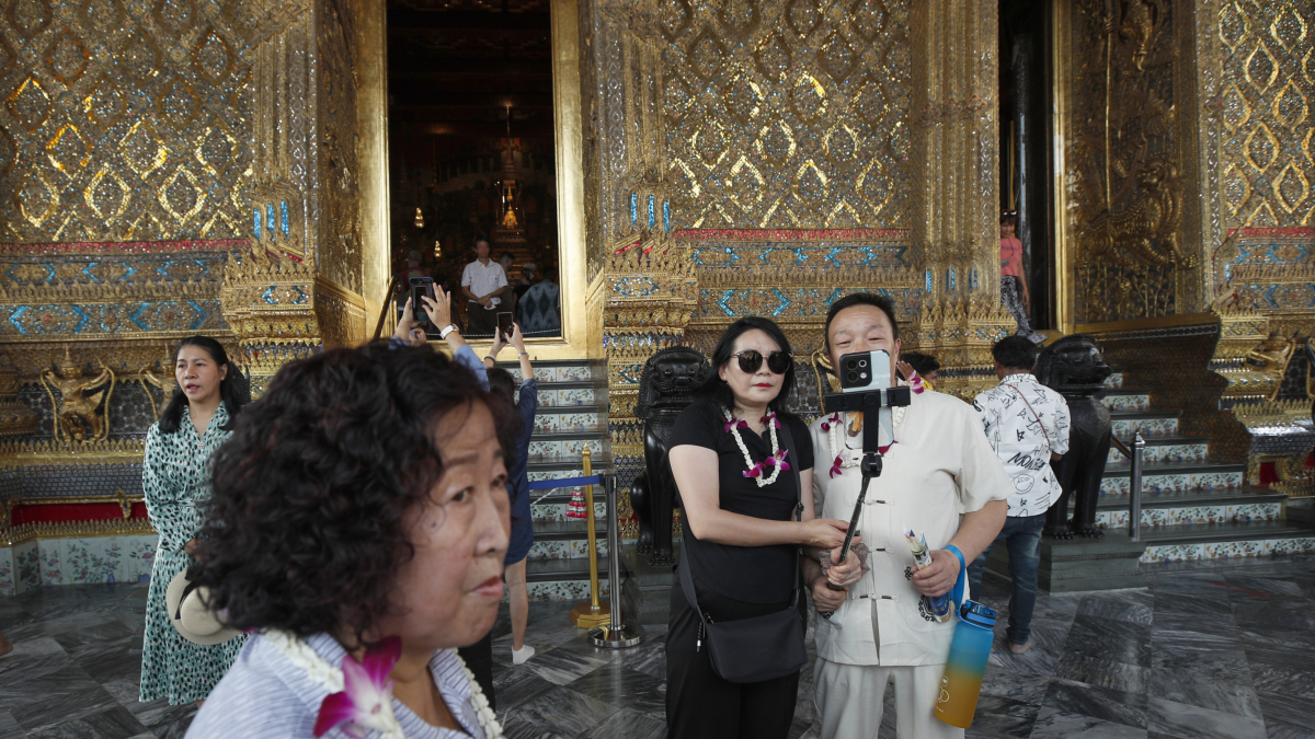 Turistes xinesos fan fotografies mentre visiten el Temple del Buda de Maragda al complex del Gran Palau de Bangkok, Tailàndia.