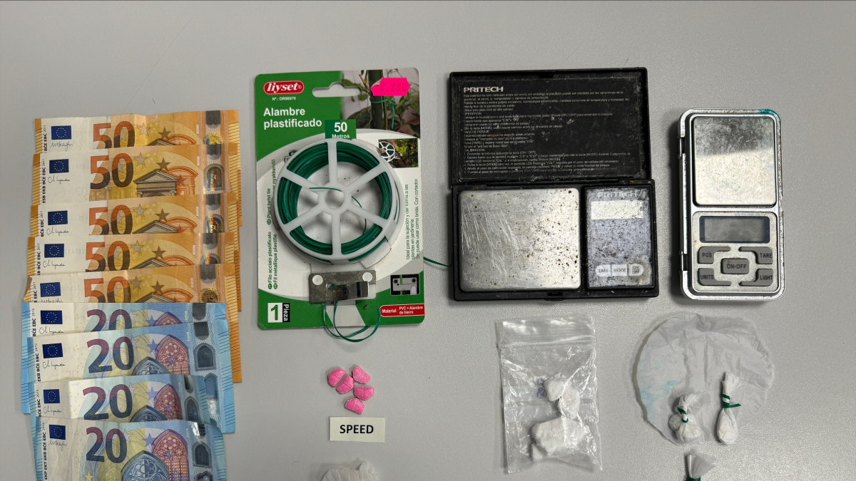 Les drogas y el dinero decomisado por los Mossos al detenido.