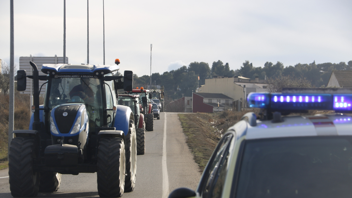 Tractores en marcha lenta saliente de Tàrrega en dirección a la C-14