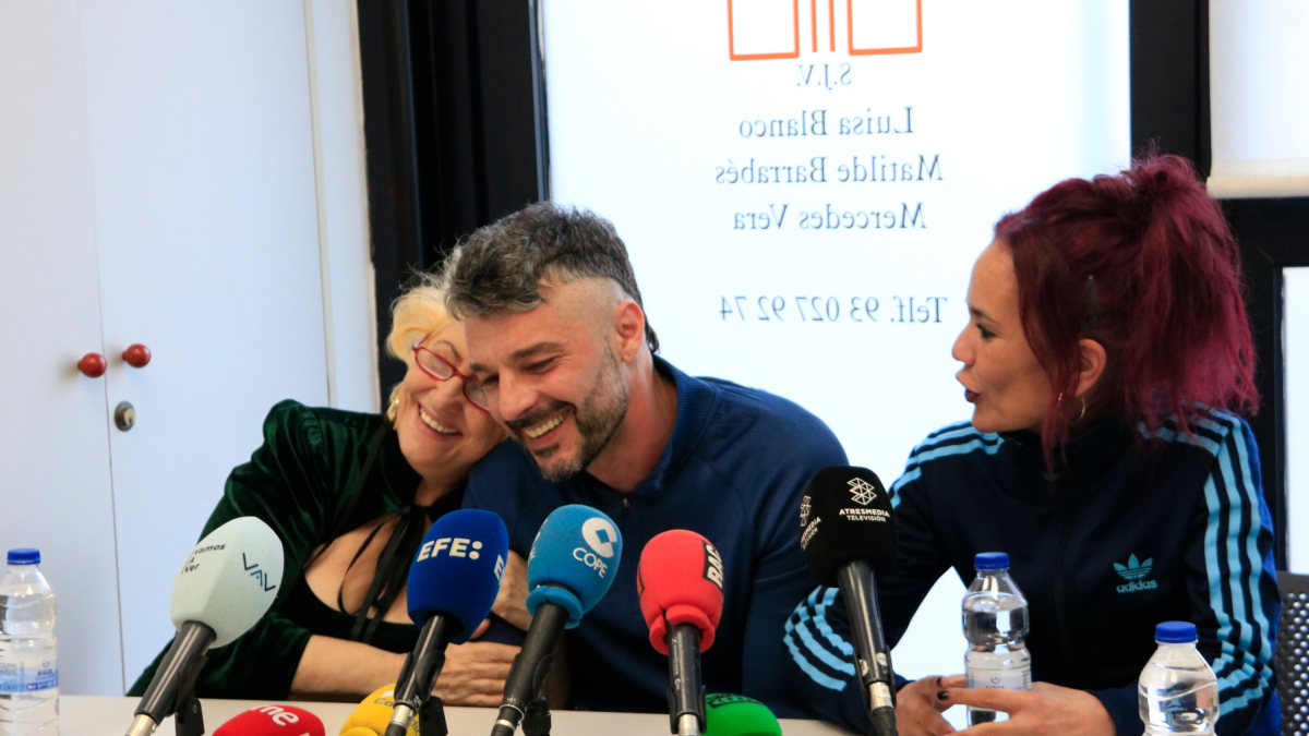 La presidenta de l'associació El Defensor del Pacient fa un gest afectuós cap als pares del Luca, un nen que va quedar tetraplègic després d'una operació, en una roda de premsa a Barcelona.