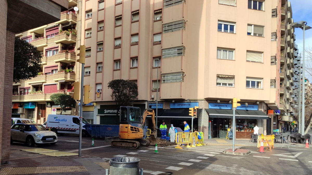 Operaris treballant en les obres de reparació. - SEGRE