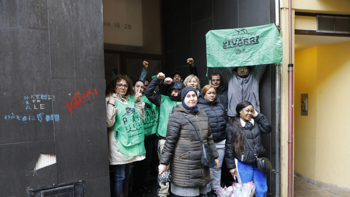 Activistes celebrant que el desallotjament s’hagi suspès. - AMADO FORROLLA
