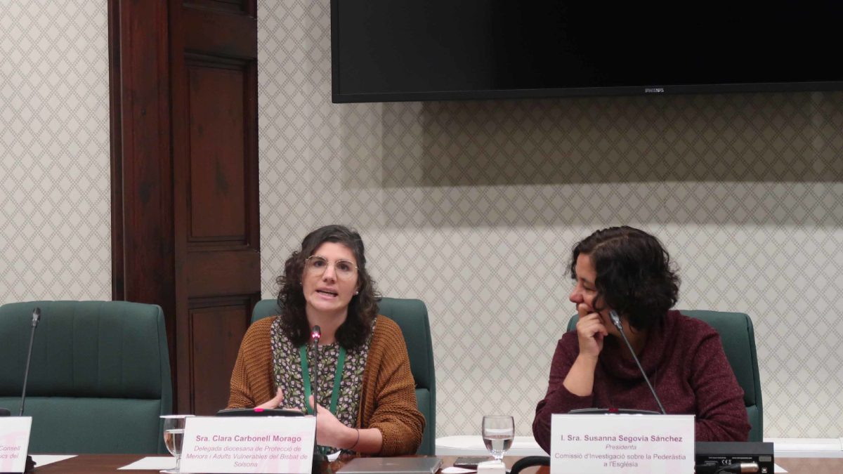 La delegada del bisbat, a l’esquerra, Clara Carbonell. - ACN