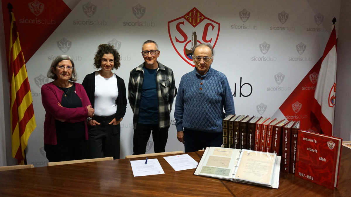 Las hijas e hijo de Jordi Muro, con el presidente Eduard Abella.